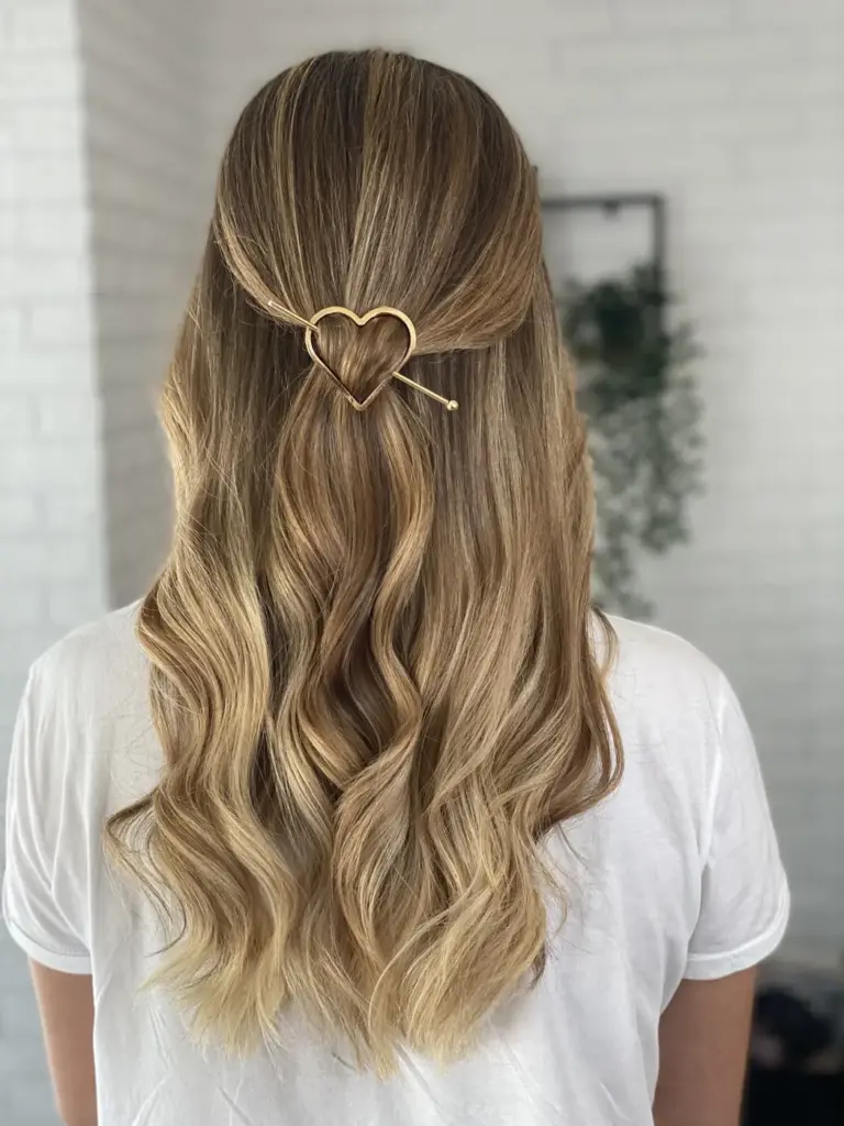 Semirrecogido con ondas rubias y pasador de corazón dorado