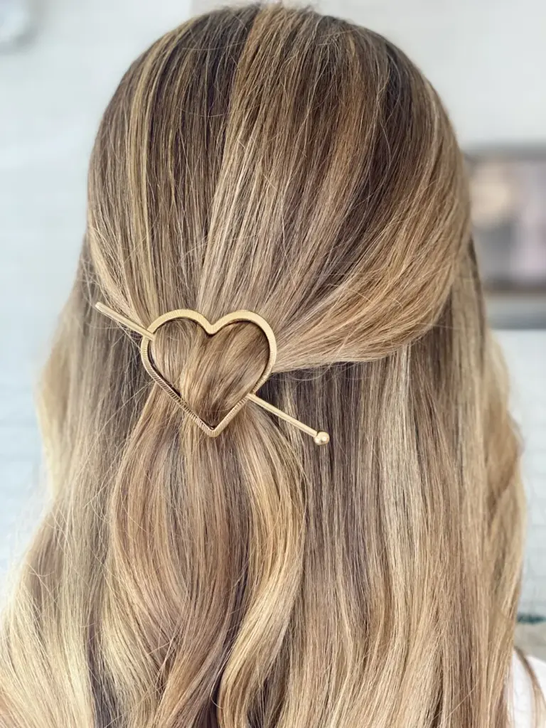 Detalle de balayage rubio con pasador de corazón