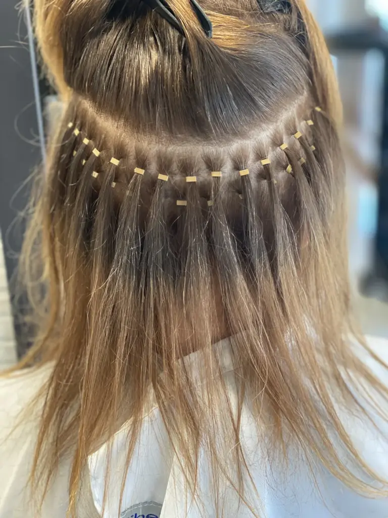 Colocación de extensiones de cabello en el salón