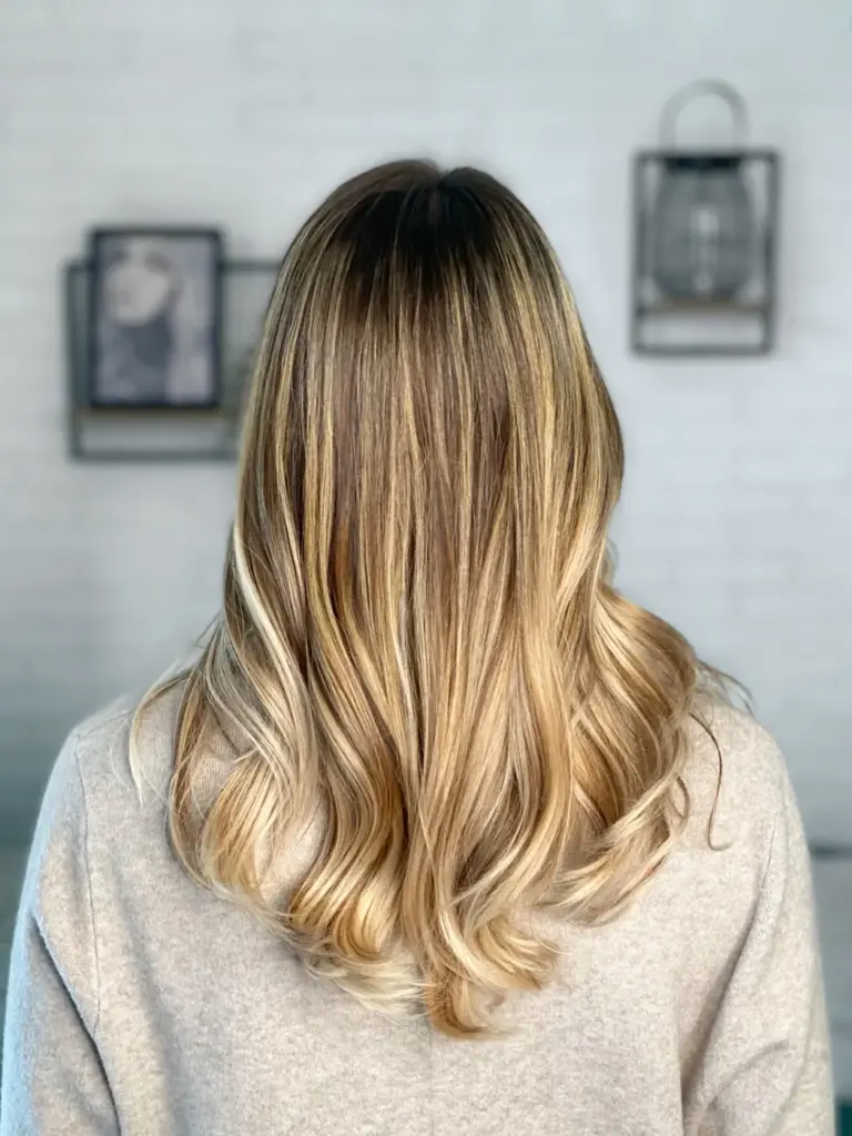 Balayage rubio con degradado suave desde la raíz oscura