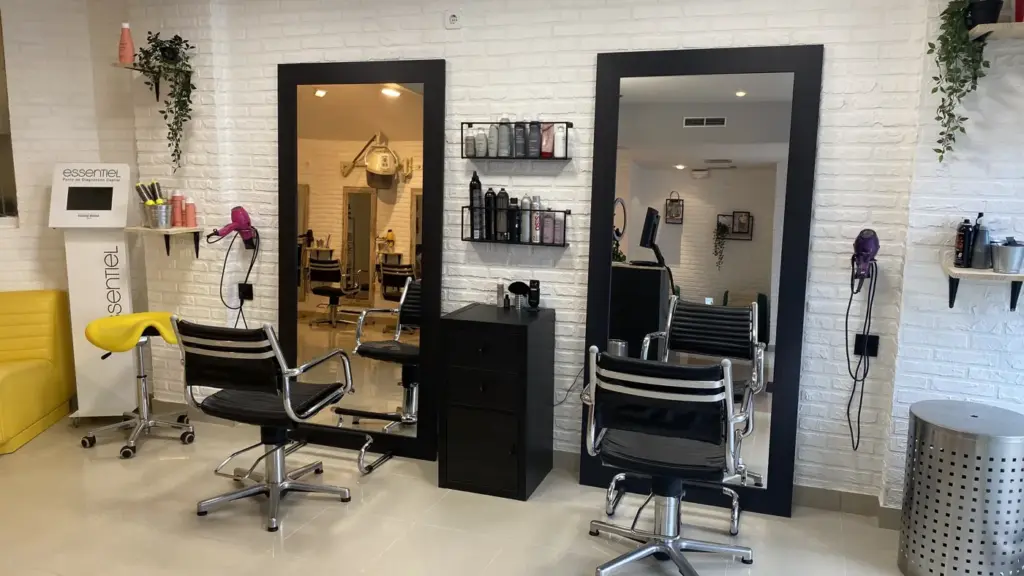 Zona de trabajo de Peluquería Sebastián con tocadores y sillones